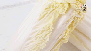 娃娃菜洗凈，對半切。