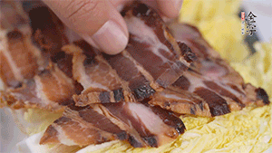 依次擺放娃娃菜和醬肉。