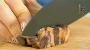 金字風味醬肉切成片，上鍋蒸15分鐘。