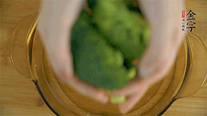 西蘭花洗凈，切成小塊汆燙，切碎。