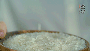 大米、糯米混合上電飯鍋蒸熟。