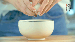 雞蛋液打散，可以加點鹽和黃酒，邊煎邊用筷子攪拌。