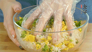 將飯團用手搓捏成圓球狀。