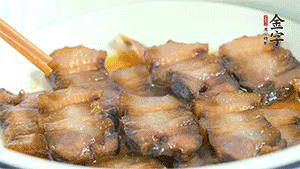 鋪上一片醬肉，撒點芝麻即可。