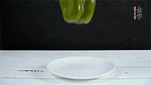 雞蛋打散，加青椒粒、蔥花攪拌。