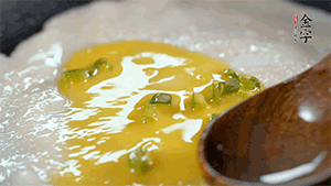 將雞蛋液鋪到面餅上，放上香腸。