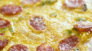 撒上一些芝麻，準(zhǔn)備一些番茄醬，一份早餐就做好了。