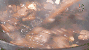 熱油下鍋，爆香蒜片。放入醬肉翻炒片刻后,下豌豆尖均勻翻炒。