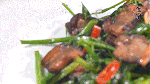 出鍋前加少許鹽調(diào)味。