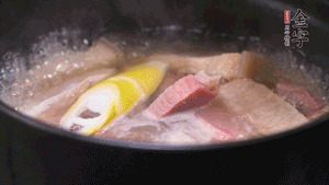 火肉、豬肉加料酒、清水大火煮開后，加入春筍小火慢燉40分鐘，出鍋前撒蔥花即可。