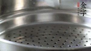 出鍋后，倒扣臘味，撒上蔥花即可。