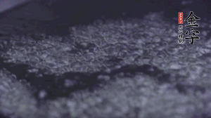 小青菜洗凈后，鍋中水燒開，放點鹽和滴幾滴油后燙熟。