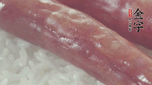 關上蓋子，煮到米飯露出時。