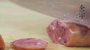 拿出香腸和臘肉，切成片后重新鋪入。