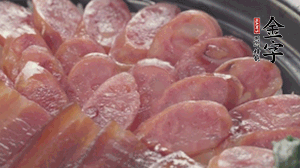 沿著米飯邊淋一圈玉米油，擺上小青菜，淋上醬油和湯調(diào)成的醬汁，撒上辣椒粒、香蔥末即可。