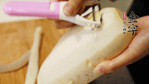 蘿卜去皮，切成絲。（如果用擦菜板，不能選擦成太碎的）