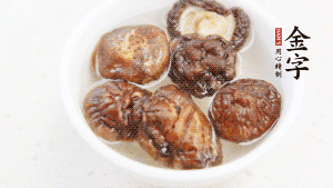 鍋加熱至7成，放蘿卜絲煸炒，加3粒冰糖翻炒至透明，盛出備用。