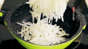 鍋加油至5成熱，放香腸粒、臘肉粒翻炒，等脂肪變透明后，加香菇、瑤柱、蝦米，放適量冰糖、胡椒粉、鹽炒至香味溢出。