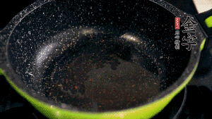 盆中放入炒好的蘿卜絲、香腸等食材，加粘米粉、澄粉，一邊倒香菇水，一遍攪拌成稀糊狀。（加入少量的澄粉可以讓蘿卜糕質地柔軟又充滿彈性，而且還可以增加成品的透明感。 ）