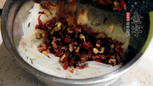 在蒸盤中鋪上油紙，鋪好食材后壓一壓，蒸箱中蒸30分鐘即可。（蒸好的蘿卜糕切成厚片，用少量油煎一下，撒點蔥花口味更好。）