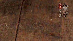 小玉米洗凈，對(duì)切。