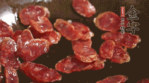 鍋中油7成熱時(shí)，，先放香腸煸香，再放荷蘭豆、小玉米均勻翻炒。（可淋點(diǎn)料酒或清水讓香腸口感軟一些）