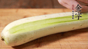 絲瓜去皮，切成1cm厚的小圈。