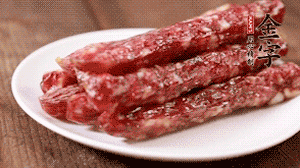 金字香腸切成薄片。