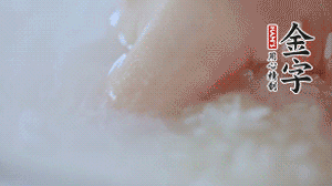 砂鍋內(nèi)壁涂抹一層食用油，將洗凈后的大米放入，米與水比例為1：1.5。