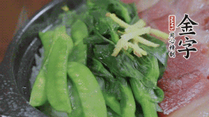 燜好的米飯開蓋，放入菜心、荷蘭豆，澆上調(diào)味汁拌勻。