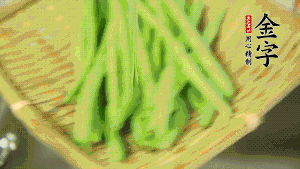 挑選脆嫩的四季豆，清洗干凈后，去掉兩端的頭和兩側(cè)的老筋，從中間掰成兩段。