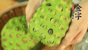 從蓮蓬中取出新鮮蓮子，剝?nèi)ネ鈿ず螅傩⌒膭內(nèi)グ咨∧?。（剝掉白色薄膜的蓮子口感上?huì)更嫩，入口更顯清甜）