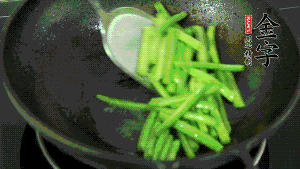 鍋中倒油，油溫7成熱時(shí)，放入四季豆煸炒至變色，然后放入香腸均勻翻炒，加少許清水燜煮1分鐘。