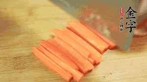 洋蔥、青椒、胡蘿卜切成粒備用。