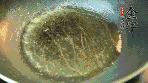 熱油起鍋，依次放入胡蘿卜粒、青椒粒、洋蔥粒煸炒均勻。