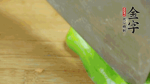 大蒜切成小段，青椒去籽滾刀切成塊。