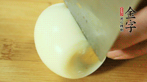 煮面條的同時(shí)把雞蛋煮好。