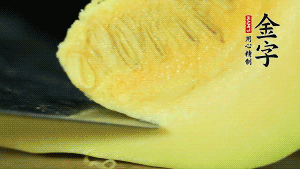 胡蘿卜切滾刀塊，小南瓜取一半去籽去皮切塊備用。