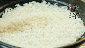 浸泡后的大米加入2湯匙生抽、1湯匙老抽調(diào)味。