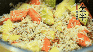 加入切好的胡蘿卜塊和南瓜塊、鹵牛肉塊攪拌均勻。放入電飯煲，按“煮飯模式”。