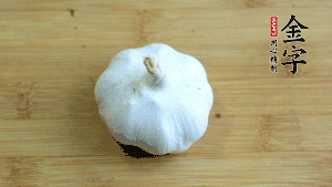 大蒜切成蒜末。（先把大蒜拍扁后，再切碎會容易很多。）