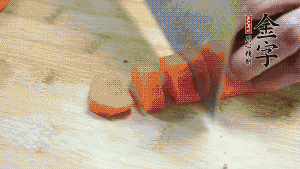 食材洗凈后，胡蘿卜切成塊，鮮香菇切成十字花刀備用。