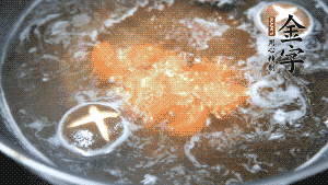 將烏冬面放入調(diào)好味的面湯中一起煮熟。（選擇烏冬面的原因，第一是因?yàn)椴锁B(niǎo)也能很好地做出成品，而不用擔(dān)心會(huì)糊鍋或者黏在一起；第二是因?yàn)榘咨拿鏃l，在夏天看起來(lái)更有食欲。）