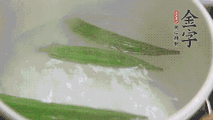 在煮面湯時(shí)，就可以做其他步驟了。比如把秋葵汆水，橫切成星星造型；雞蛋煮熟，切成兩半；黃瓜切成絲。