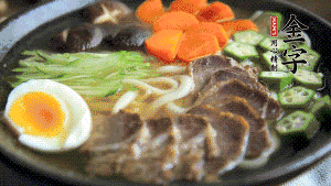 最后，將所有食材都擺到面碗上，呈現(xiàn)美美的視覺(jué)就可以了！