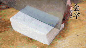 豆腐切成小塊，臘肉切成薄片，辣椒切成小圈。