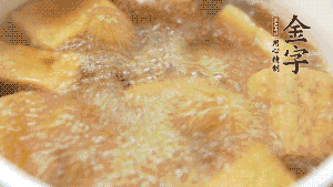 另起一個湯鍋，倒入適量清水，加入炸好的豆腐塊。待水沸騰后，加入臘肉，用生抽、料酒、火腿高湯調(diào)味。燉煮至臘肉熟透，加辣椒圈增加點辣味。（調(diào)料可以根據(jù)個人口味適當調(diào)整，火腿高湯能夠讓湯汁更加層次豐富。）