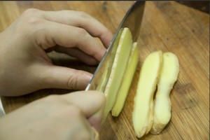 火腿切片，生姜切片。