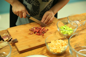 金字火腿隔水蒸15分鐘后切成小丁。