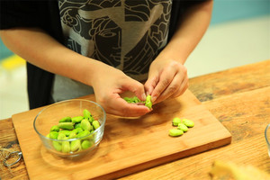 蠶豆剝除外殼，剩下嫩嫩的蠶豆。
